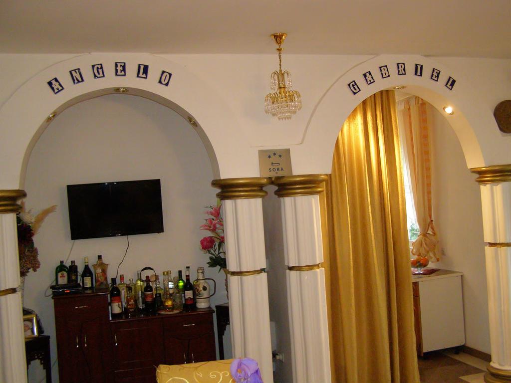 Hotel Wellness & Spa Angelo Gabriel Petrovac エクステリア 写真