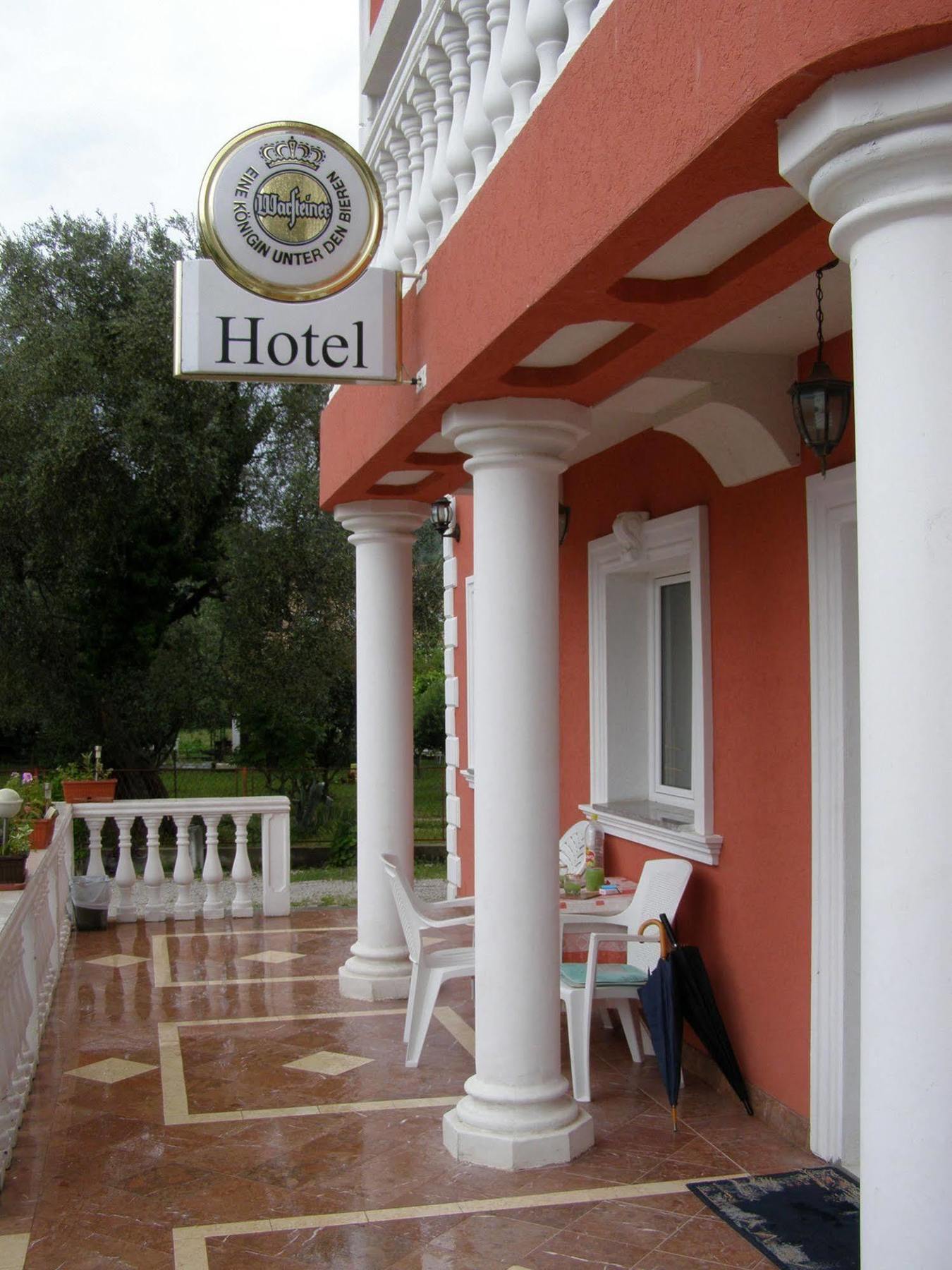 Hotel Wellness & Spa Angelo Gabriel Petrovac エクステリア 写真