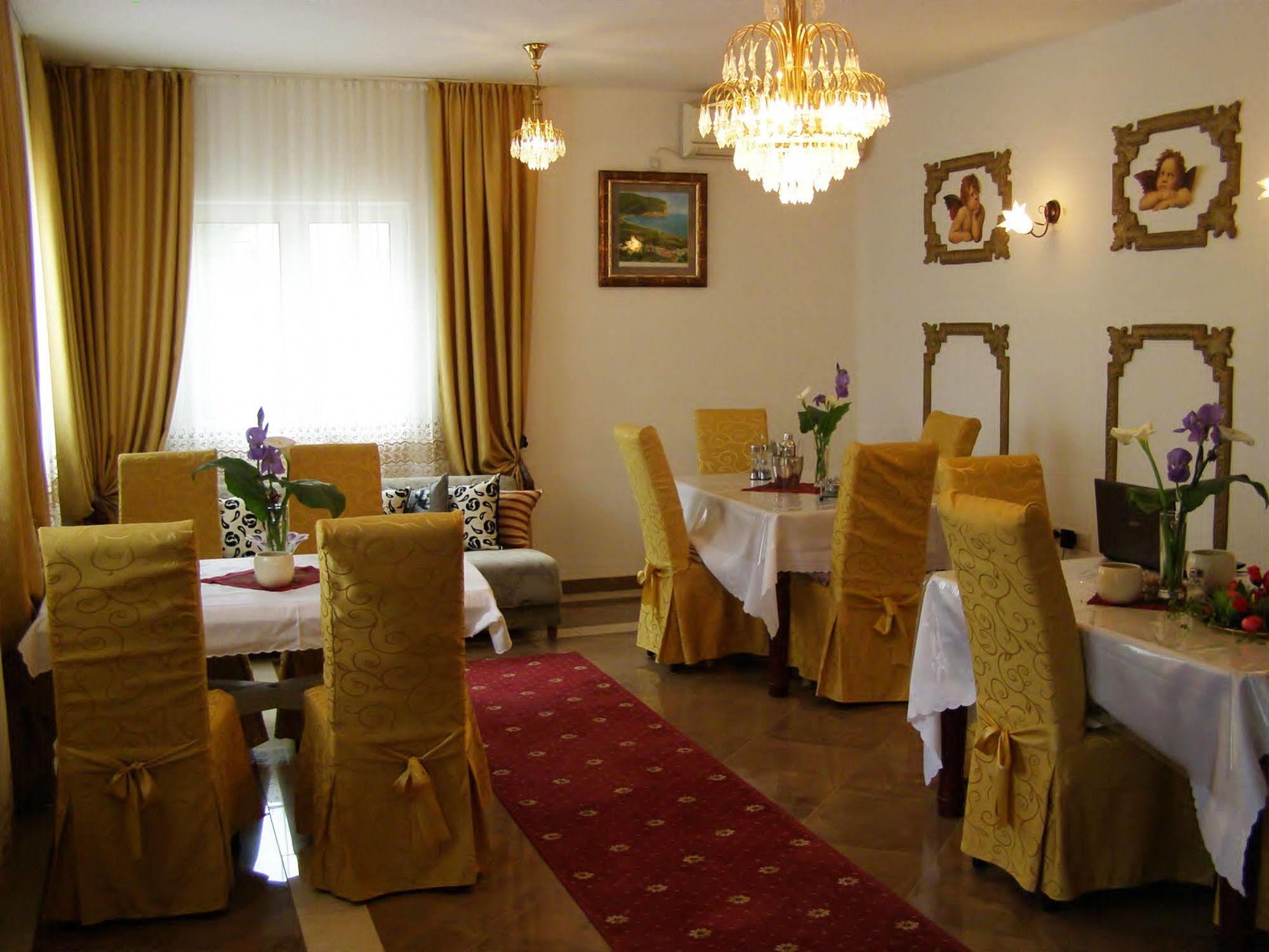 Hotel Wellness & Spa Angelo Gabriel Petrovac エクステリア 写真