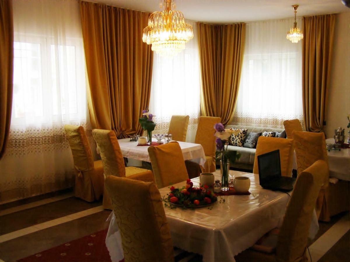 Hotel Wellness & Spa Angelo Gabriel Petrovac エクステリア 写真